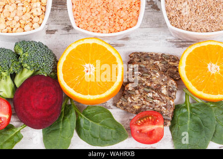 Cibo nutriente come fonte di vitamina B9, la fibra dietetica, acido folico e minerali naturali, il concetto di uno stile di vita sano Foto Stock