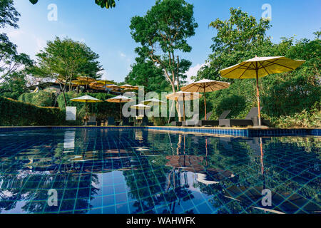 Area relax accanto alla piscina Foto Stock