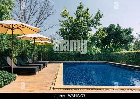 Area relax accanto alla piscina Foto Stock