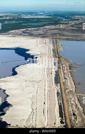 Industria mineraria e bacini di decantazione degli sterili a olio di Suncor Sands facility a nord-est di Fort McMurray, Alberta Canda Foto Stock