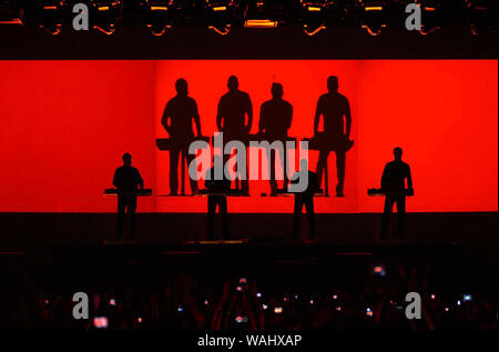 Rio de Janeiro, Brasile, 20 marzo 2009. I membri della band tedesca Kraftwerk durante il loro show in Piazza Apoteose nella città di Rio de Janeiro. Foto Stock