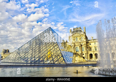 Louvre facciata con triangolo di vetro Francia big art museum Ottobre 29, 2019, Parigi, Francia, Foto Stock