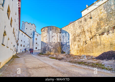 Salisburgo, Austria - 27 febbraio 2019: la passeggiata lungo la strada lungo il terrapieno e denso di edifici del castello di Hohensalzburg e osservare magnigicent architectu Foto Stock