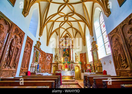 Salisburgo, Austria - 27 febbraio 2019: l'interno di Georgskirche (St Georg Chiesa) con pietra scolpita pannelli raffiguranti i santi, il 27 febbraio in Foto Stock