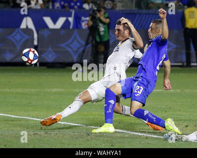 Los Angeles, California, USA. 20 agosto 2019. Cruz Azul defender Pablo Aguilar (23) e la galassia della LA defender Nick Depuy (62) battaglia per la palla durante i Campionati Cup Semifinal match tra la galassia e Cruz Azul a Carson, California, 20 agosto 2019. Credito: Ringo Chiu/ZUMA filo/Alamy Live News Foto Stock