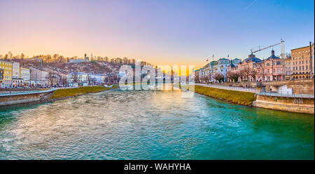 Salisburgo, Austria - 27 febbraio 2019: vista panoramica sul paesaggio urbano di Salisburgo con fantastiche luci del tramonto sul Monchsberg hill, su Februar Foto Stock