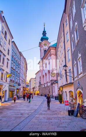 Salisburgo, Austria - 27 febbraio 2019: Linzergasse è uno dei più amati luoghi per lo shopping nella città vecchia, a causa di una grande quantità di negozi, boutique Foto Stock