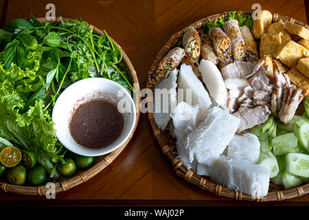 Close-up immagine del disco: 'bun dau mam tom' è popolare via il cibo fanno da vermicelli con carni bollite, tofu fritto, Pasta di gamberetti e vegeta verde Foto Stock