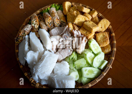 Close-up immagine del disco: 'bun dau mam tom' è popolare via il cibo fanno da vermicelli con carni bollite, tofu fritto, Pasta di gamberetti e vegeta verde Foto Stock