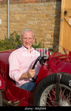 Julian Majzub, fondatore / Proprietario di 'Blockley pneumatico' a casa nel Gloucestershire. Maserati Tipo 26m dal 1931. Foto Stock