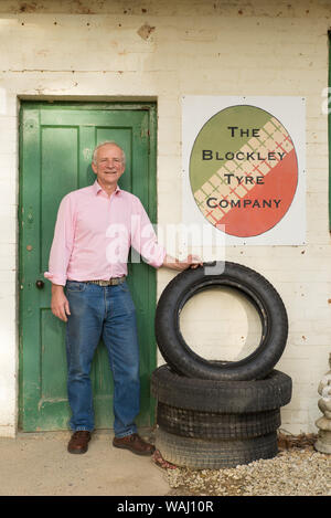 Julian Majzub, fondatore / Proprietario di 'Blockley pneumatico' a casa nel Gloucestershire. Foto Stock