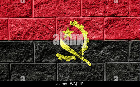 Bandiera dell'Angola close up dipinta su un muro rotto Foto Stock