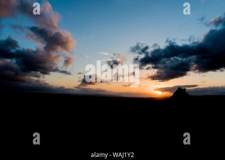 Tramonto sulla casa di vetro montagne Foto Stock