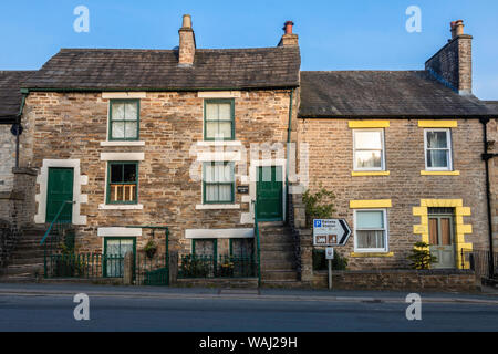 Alston giallo e verde quartiere di contrasto. vecchie case in mattoni Foto Stock