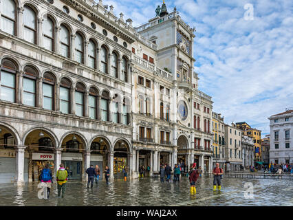 Le Procuratie Vecchie e la Torre dell'Orologio (Piazza San Marco Itinerari Segreti di Palazzo Ducale) durante un'acqua alta alta (acqua), eventi di Piazza San Marco, Venezia, Italia Foto Stock