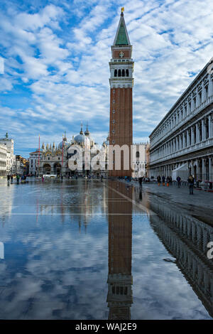 Il campanile e la Basilica di San Marco la Basilica di San Marco), durante un'acqua alta alta (acqua), eventi di Piazza San Marco, Venezia, Italia Foto Stock