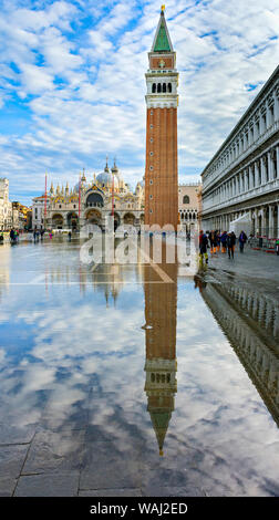 Il campanile e la Basilica di San Marco la Basilica di San Marco), durante un'acqua alta alta (acqua), eventi di Piazza San Marco, Venezia, Italia Foto Stock