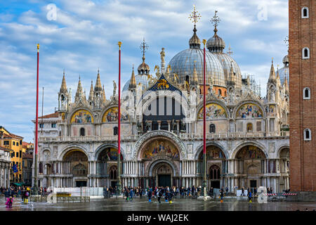 La facciata ovest della Basilica di San Marco la Basilica di San Marco), Piazza San Marco, Venezia, Italia Foto Stock