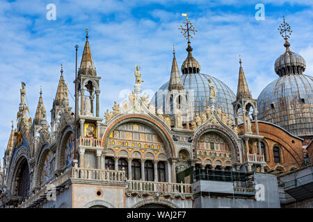 Dettaglio della facciata sud della Basilica di San Marco la Basilica di San Marco), Piazza San Marco, Venezia, Italia Foto Stock
