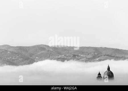 Vista surreale di Santa Maria degli Angeli chiesa papale (Assisi) quasi completamente nascosto dalla nebbia Foto Stock
