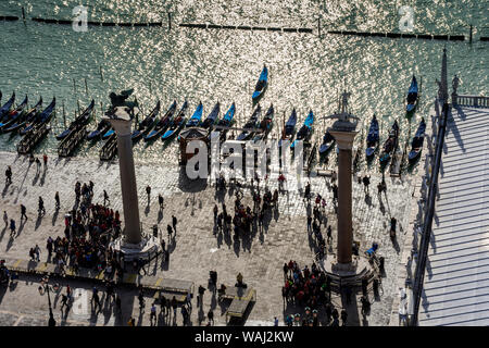 Le colonne di San Marco e di San Teodoro dal Campanile di San Marco (campanile), la Piazzetta di San Marco, Venezia, Italia Foto Stock