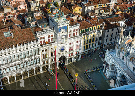 La Torre dell'Orologio (Piazza San Marco Itinerari Segreti di Palazzo Ducale) dal Campanile di San Marco (campanile), Piazza San Marco, Venezia, Italia Foto Stock