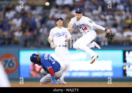 Agosto 20, 2019: Los Angeles Dodgers secondo baseman Enrique Hernandez (14) fa un salto passi al primo di base su uno scorrimento Toronto Blue Jays left fielder Teoscar Hernandez (37) durante il gioco tra il Toronto Blue Jays e il Los Angeles Dodgers al Dodger Stadium di Los Angeles, CA. (Foto di Peter Joneleit) Foto Stock