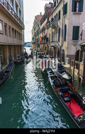 Gondole sul Rio di San Moisè canal, dal Ponte di San Moisè bridge. A Campo San Moisè square, Venezia, Italia Foto Stock