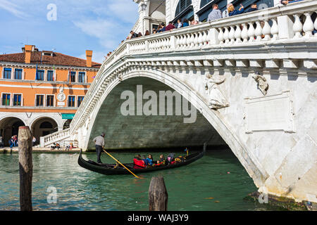 Il Ponte di Rialto (Ponte di Rialto) sul Canal Grande, con una gondola passando al di sotto. Dal Pescaria San Bortolomio, Venezia, Italia Foto Stock