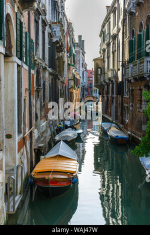 Il Rio de San Cassan canal dal Ponte Giovanni Andrea Della Croce o de la Malvasia bridge, Campo San Cassan, Venezia, Italia Foto Stock