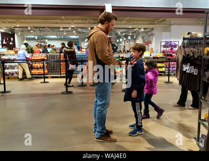 Hershey PA, Stati Uniti d'America. Mar 2019. Padre da giovane figlio alcuni soldi di spesa al mondo del cioccolato. Foto Stock