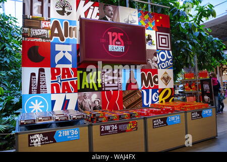 Hershey PA, Stati Uniti d'America. Mar 2019. Visualizzazione di molte assortimento di Hershey candy marche al Mix & Match stand. Foto Stock