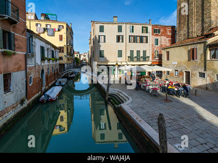 The Ponte del Savio bridge over the Rio di San Degolà canal at the Campo San Giacomo dell'Orio, from the Ponte Ruga Vecchia bridge, Venice, Italy Foto Stock