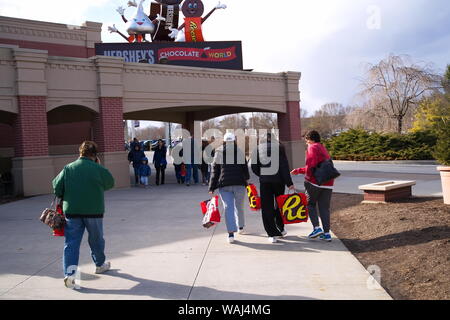 Hershey PA, Stati Uniti d'America. Mar 2019. La famiglia che va a casa con i sacchetti di caramelle dopo una splendida giornata al mondo del cioccolato. Foto Stock