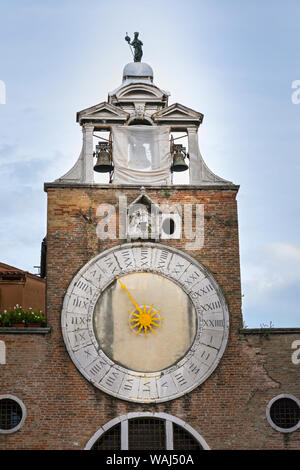 Xv secolo orologio sulla chiesa di Chiesa di San Giacomo di Rialto, Venezia, Italia Foto Stock