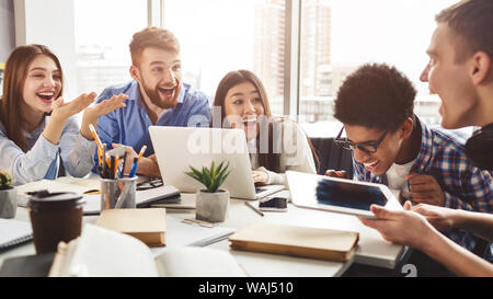 Multietnica amici divertendosi, studiando insieme per gli esami Foto Stock