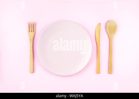 Set di posate bambù utensile su sfondo rosa. Rifiuti Zero concetto. Foto Stock