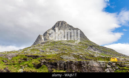 Campeggio in una piccola tenda in mezzo alla natura in Norvegia Scandinavia. Il campeggio libero è consentito in Norvegia. Foto Stock