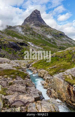 Campeggio in una piccola tenda in mezzo alla natura in Norvegia Scandinavia. Il campeggio libero è consentito in Norvegia. Foto Stock