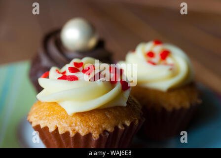 Tre i tortini sulla piastra su un tavolo in legno per interni Foto Stock