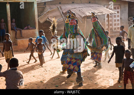 Africa occidentale Benin. Maschera Gelede ballerini eseguono come bambini watch. Foto Stock