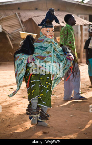 Africa occidentale Benin. Maschera Gelede ballerina esegue. Foto Stock