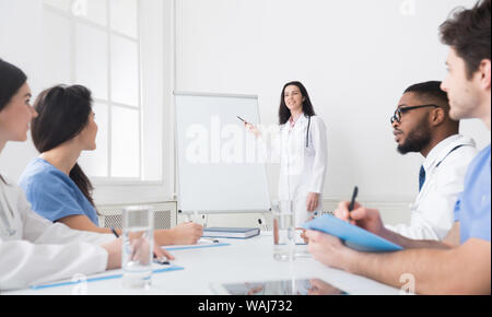 Praticante dando lezione per i colleghi in clinica Foto Stock