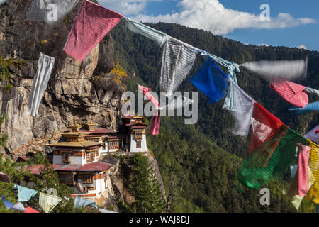 Il Bhutan, Paro. Preghiera bandiere svolazzanti alla Cliff's edge attraverso dal monastero Taktsang, o Tiger's Nest. Foto Stock