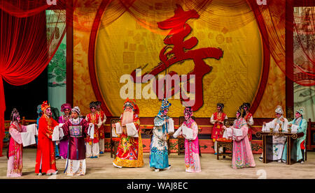 Opera Cinese esecutori, Ko Shan Theatre, Kowloon, Hong Kong, Cina. Foto Stock