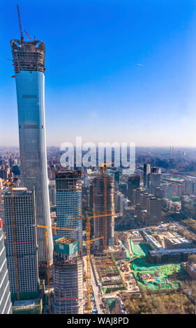 Grattacieli e gru in Guomao Central Business District, Pechino, Cina. Foto Stock