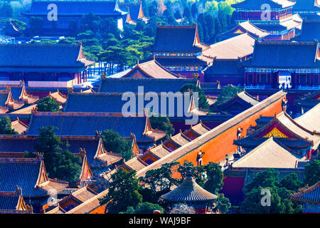 Il giallo di tetti, la Città Proibita di Pechino, Cina. Preso dal Parco Jinshang guardando verso Piazza Tiananmen. Foto Stock