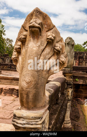 Thailandia. Phimai Historical Park. Rovine dell antico tempio Khmer complesso. Naga (snake) statua. Foto Stock