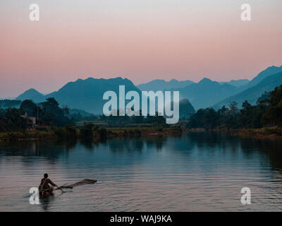 Asia, Vietnam, Pu Luong Riserva Naturale. Lone uomo prende semplice zattera sul fiume per Sunset Cruise. Foto Stock