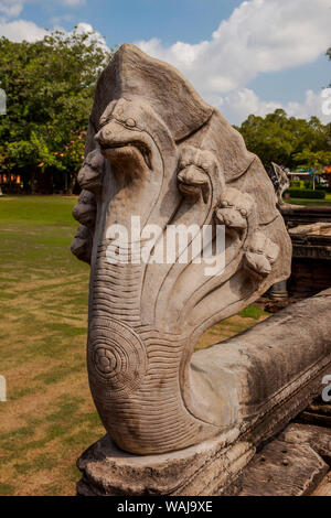 Thailandia. Phimai Historical Park. Rovine dell antico tempio Khmer complesso. Naga (snake) statua. Foto Stock
